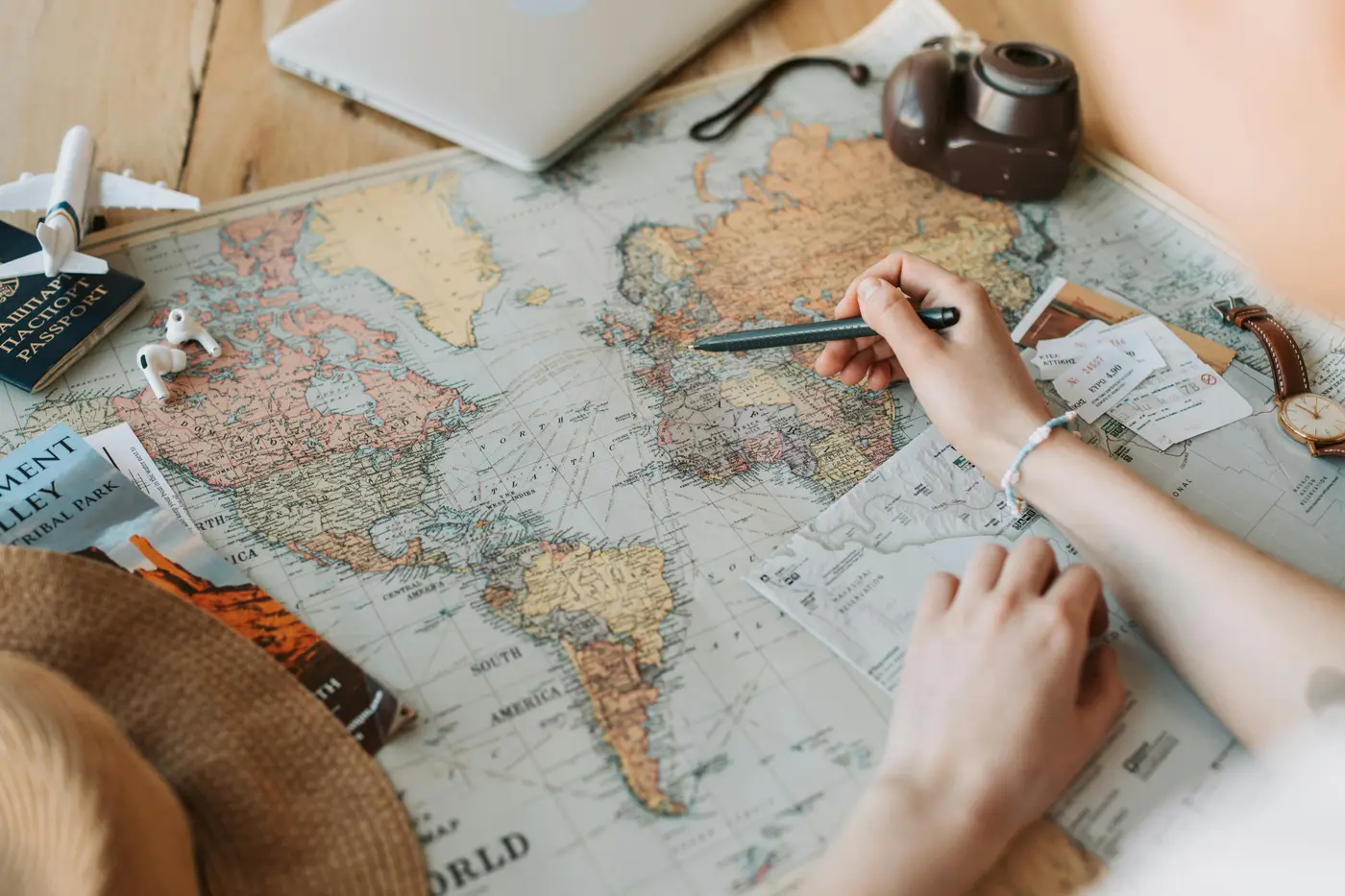 Un viaggiatore consulta le raccomandazioni locali del suo host su Guideo dal suo smartphone in città