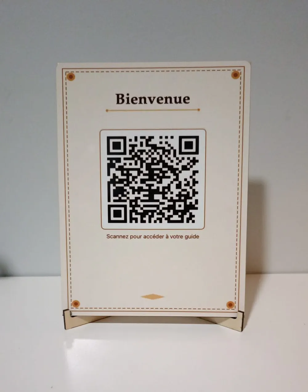 Personalisierte Aluminiumplatte mit QR-Code für eine digitale Gästemappe