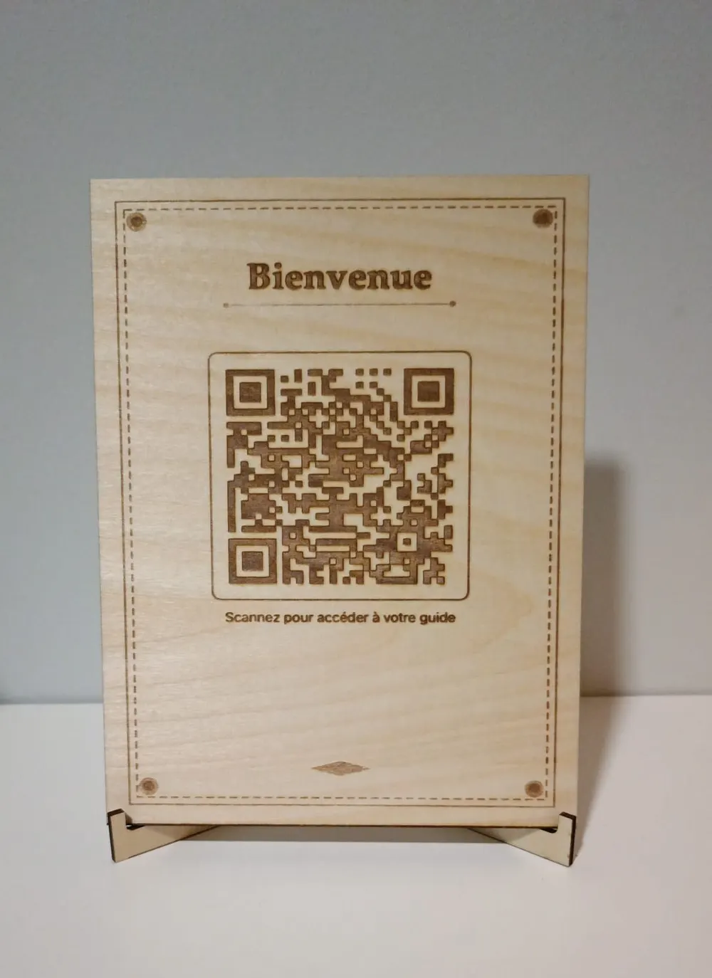 Lasergravierter Holzträger mit QR-Code